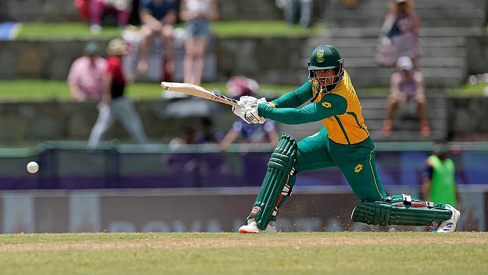 | Photo: AP/Ricardo Mazalan : Quinton de Kock plays a shot